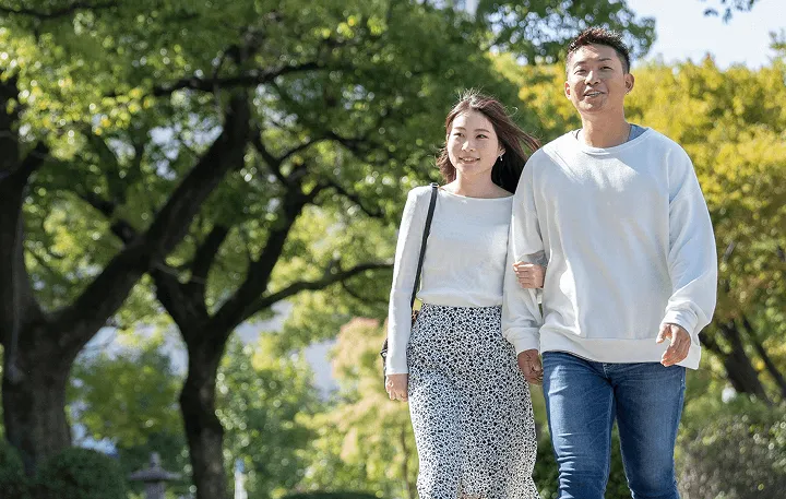 自然を歩くカップル